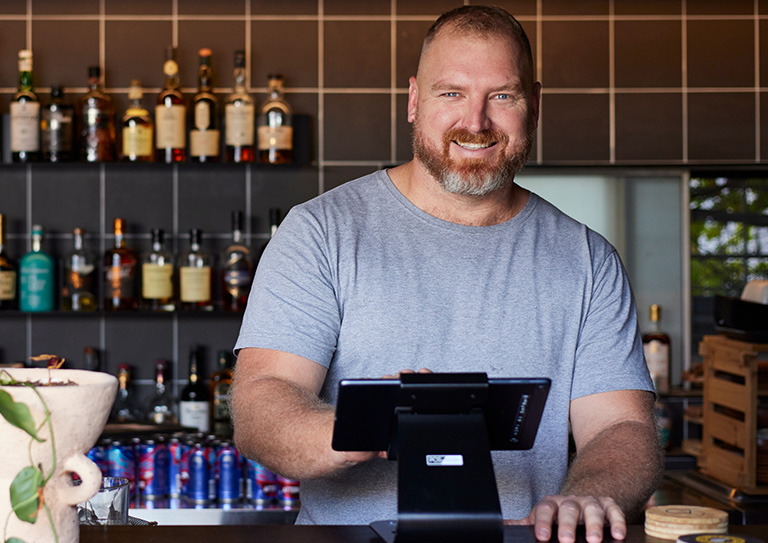 Barman achter toonbank met Lightspeed iPad stand.