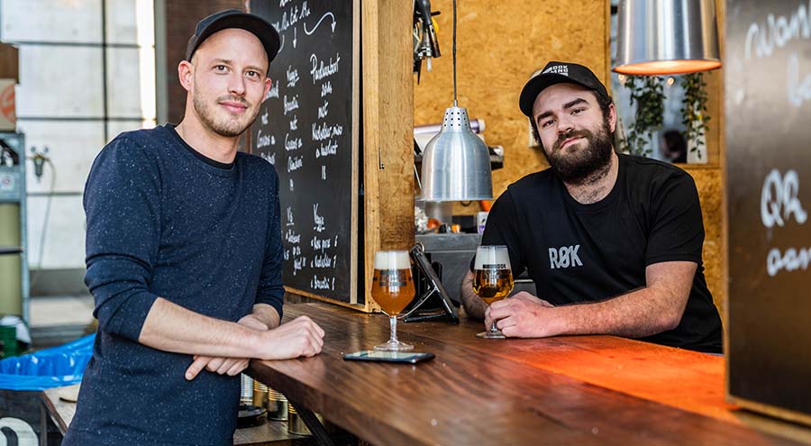 Twee mannen aan een toog