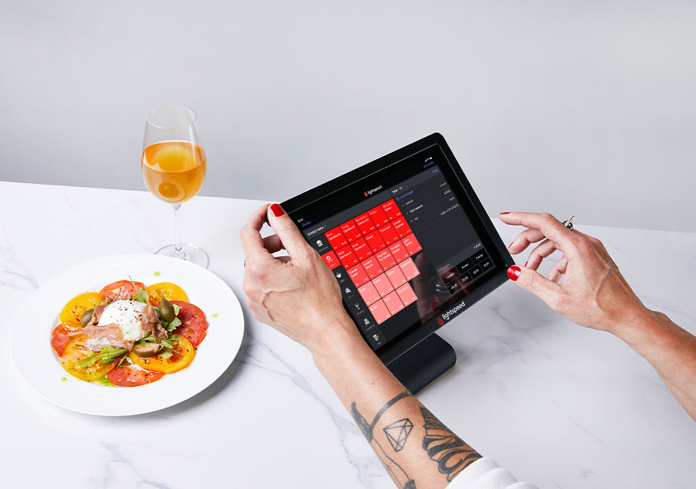 Bestelling invoeren in een restaurant kassasysteem tablet