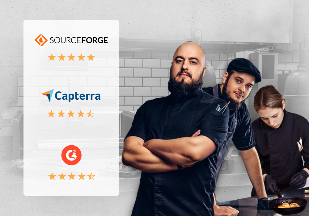 Review website logos met vijf sterren en drie horecamedewerkers.