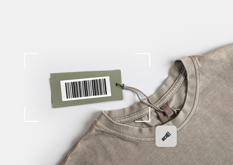 beige t-shirt met prijskaartje en barcode