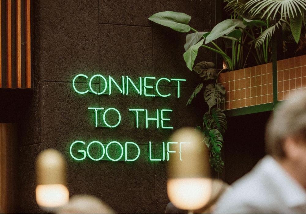 Neon-licht met opschrift "Connect to the good life"