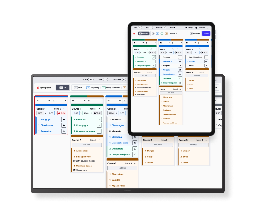 een digitaal keukenscherm van Lightspeed KDS op een desktopcomputer en een iPad